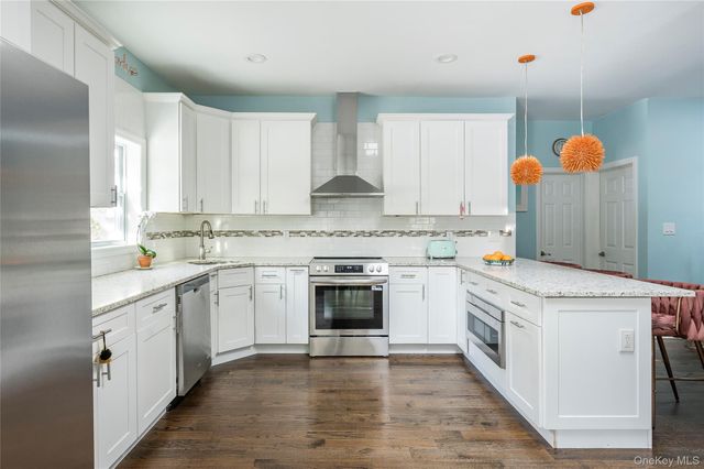 87 Washington Heights Avenue, Hampton Bays, NY 11946