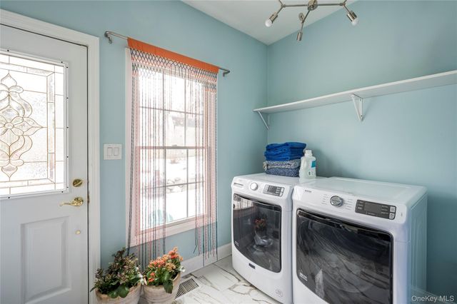 87 Washington Heights Avenue, Hampton Bays, NY 11946