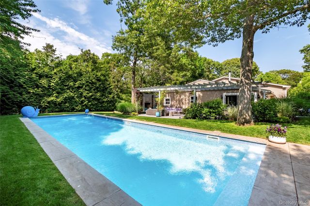 87 Washington Heights Avenue, Hampton Bays, NY 11946