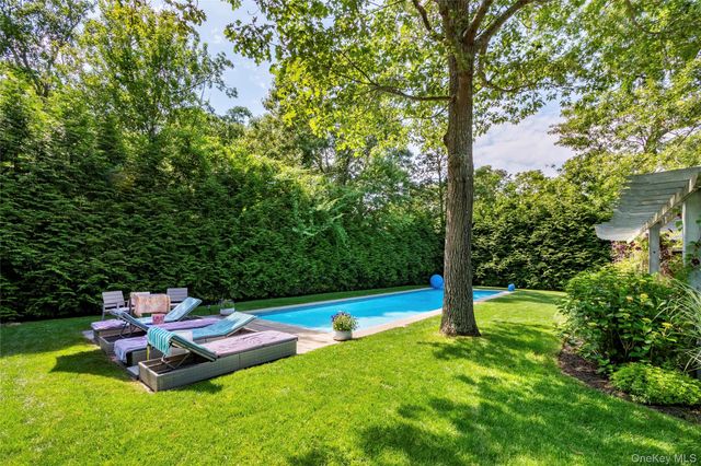 87 Washington Heights Avenue, Hampton Bays, NY 11946