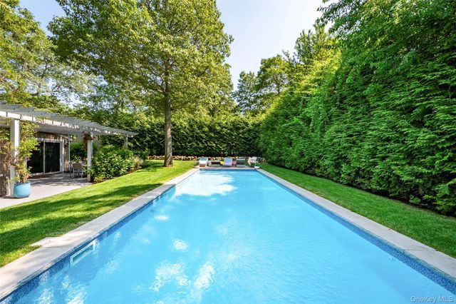 87 Washington Heights Avenue, Hampton Bays, NY 11946