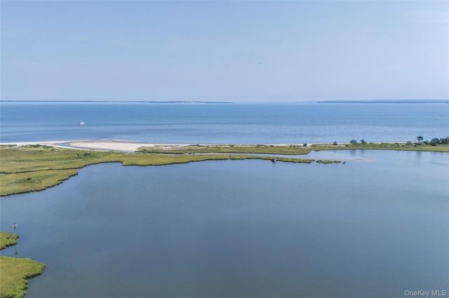 87 Washington Heights Avenue, Hampton Bays, NY 11946