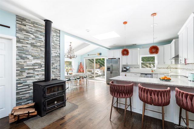 87 Washington Heights Avenue, Hampton Bays, NY 11946