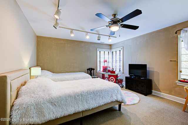 4012 Saint Ives Ct, Norbourne Estates, KY 40207