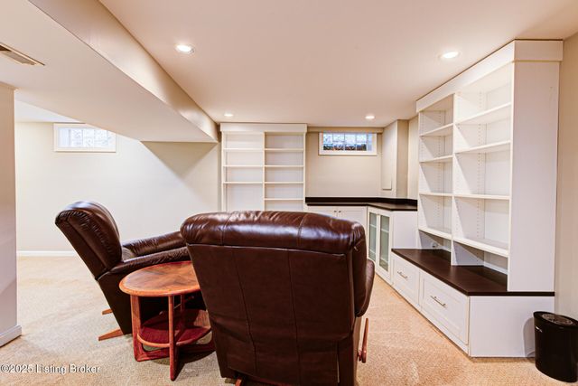 4012 Saint Ives Ct, Norbourne Estates, KY 40207