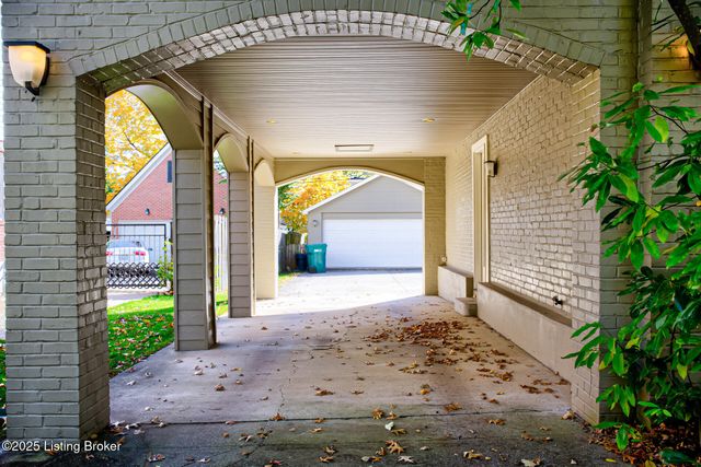 4012 Saint Ives Ct, Norbourne Estates, KY 40207