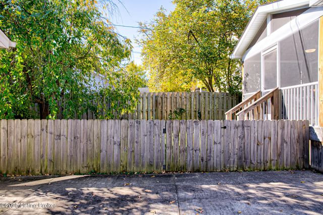 4012 Saint Ives Ct, Norbourne Estates, KY 40207