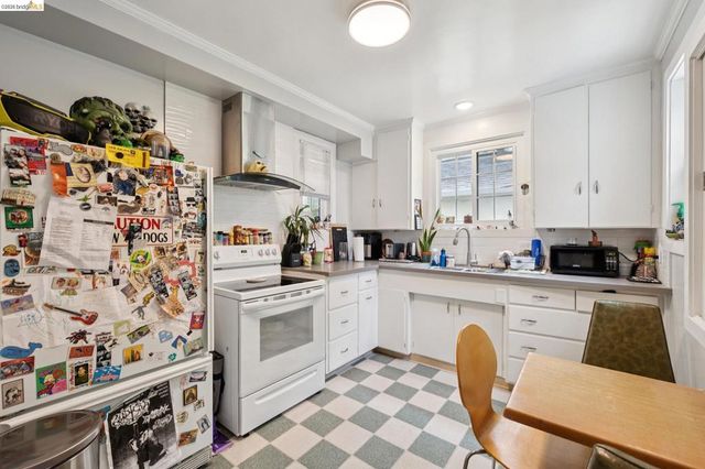 3271 Kempton Ave, Oakland, CA 94611