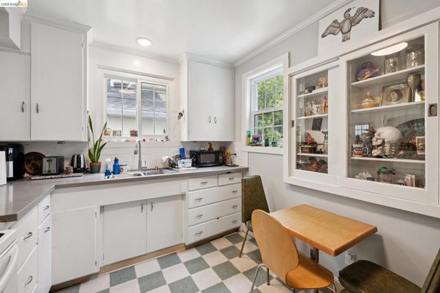 3271 Kempton Ave, Oakland, CA 94611