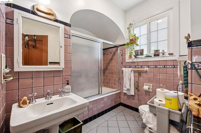3271 Kempton Ave, Oakland, CA 94611