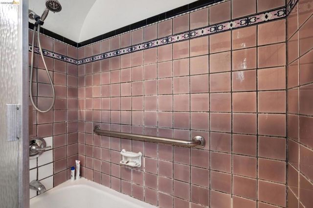 3271 Kempton Ave, Oakland, CA 94611