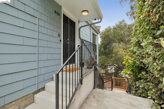 3271 Kempton Ave, Oakland, CA 94611