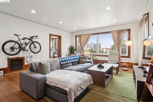 3271 Kempton Ave, Oakland, CA 94611