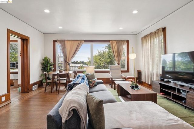 3271 Kempton Ave, Oakland, CA 94611