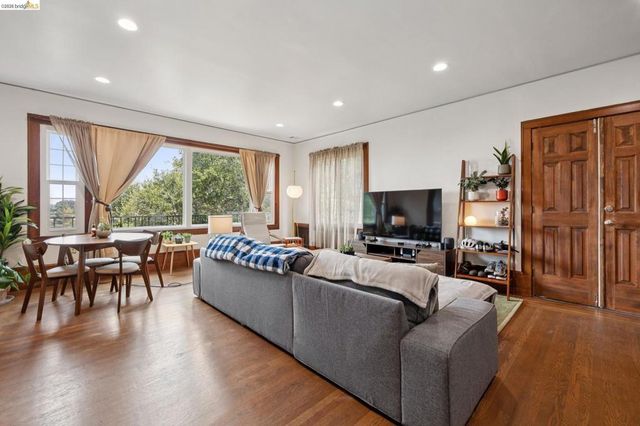 3271 Kempton Ave, Oakland, CA 94611
