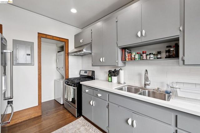 3271 Kempton Ave, Oakland, CA 94611