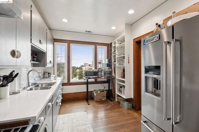 3271 Kempton Ave, Oakland, CA 94611