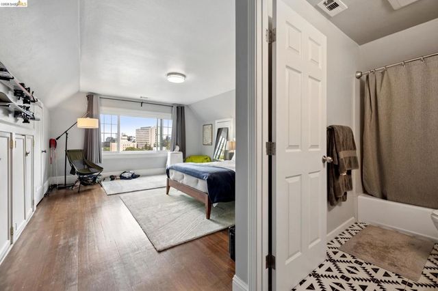 3271 Kempton Ave, Oakland, CA 94611
