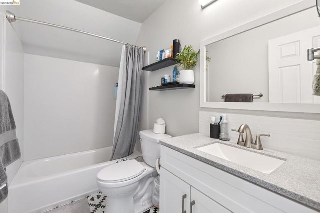 3271 Kempton Ave, Oakland, CA 94611