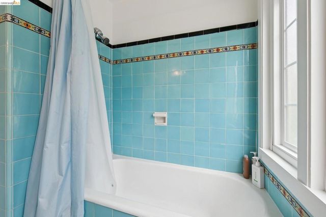 3271 Kempton Ave, Oakland, CA 94611