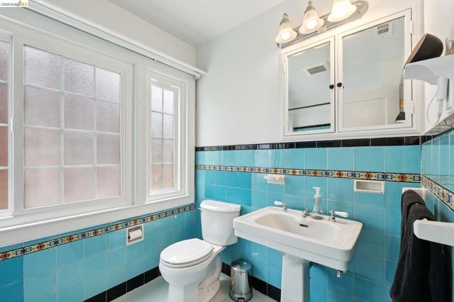 3271 Kempton Ave, Oakland, CA 94611