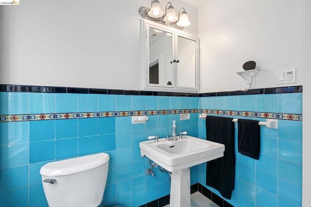 3271 Kempton Ave, Oakland, CA 94611