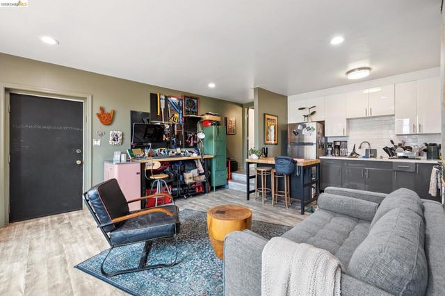3271 Kempton Ave, Oakland, CA 94611