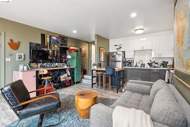 3271 Kempton Ave, Oakland, CA 94611