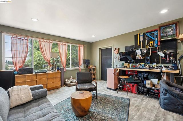 3271 Kempton Ave, Oakland, CA 94611