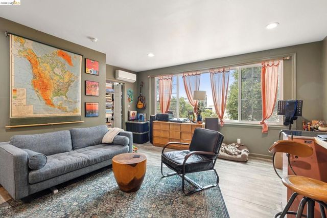 3271 Kempton Ave, Oakland, CA 94611