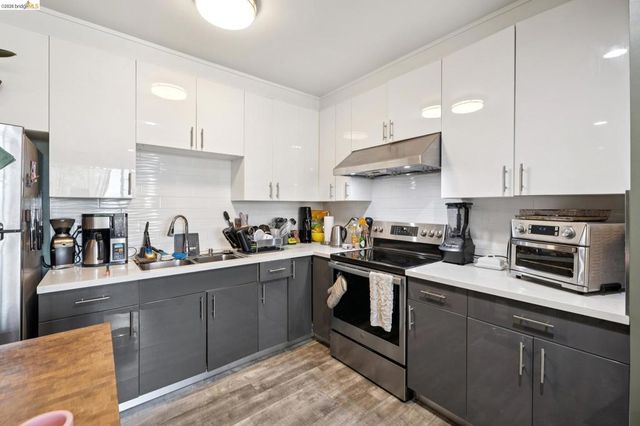 3271 Kempton Ave, Oakland, CA 94611