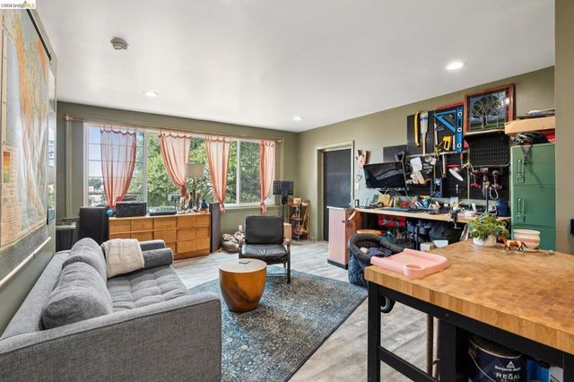 3271 Kempton Ave, Oakland, CA 94611
