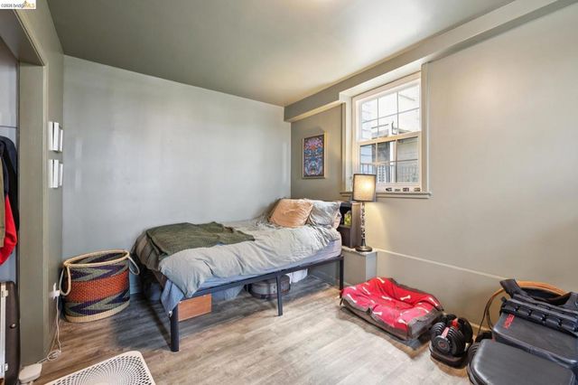 3271 Kempton Ave, Oakland, CA 94611