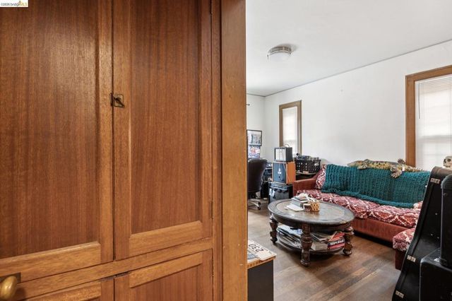 3271 Kempton Ave, Oakland, CA 94611