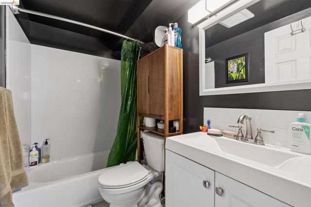 3271 Kempton Ave, Oakland, CA 94611