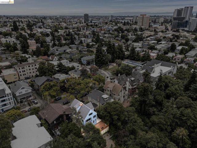 3271 Kempton Ave, Oakland, CA 94611
