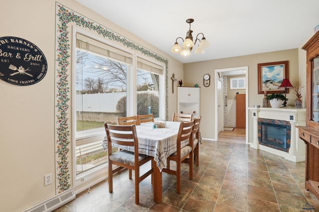 407 E COLLEGE AVE, Rapid City, SD 57701