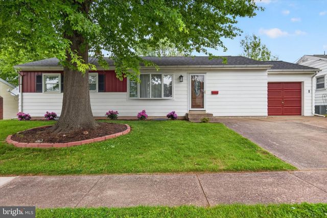 11 BERKLEY DR, Middletown, PA 17057