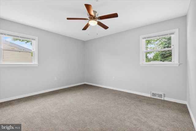 11 BERKLEY DR, Middletown, PA 17057