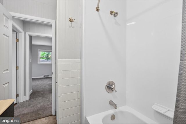 11 BERKLEY DR, Middletown, PA 17057