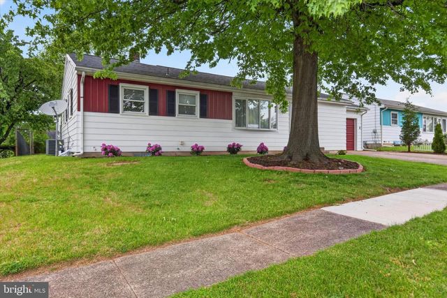 11 BERKLEY DR, Middletown, PA 17057
