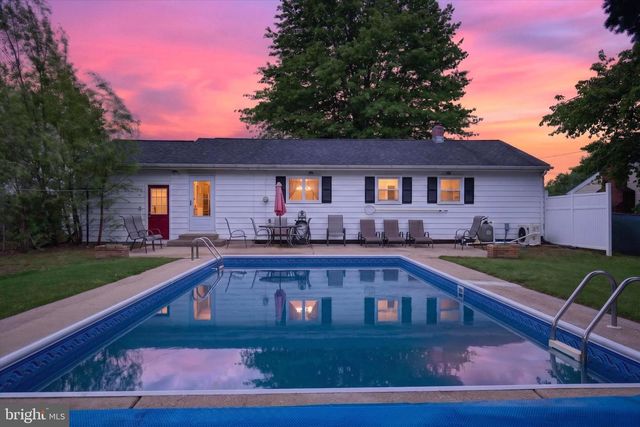 11 BERKLEY DR, Middletown, PA 17057
