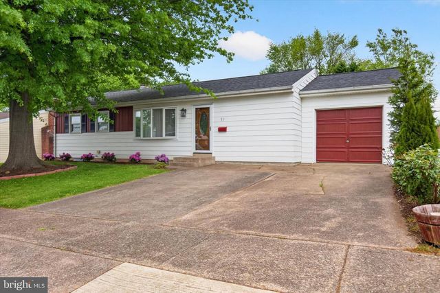11 BERKLEY DR, Middletown, PA 17057