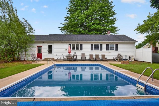 11 BERKLEY DR, Middletown, PA 17057