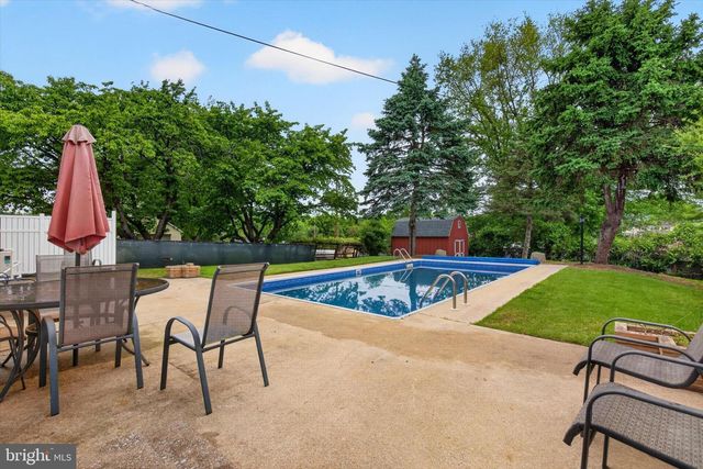 11 BERKLEY DR, Middletown, PA 17057