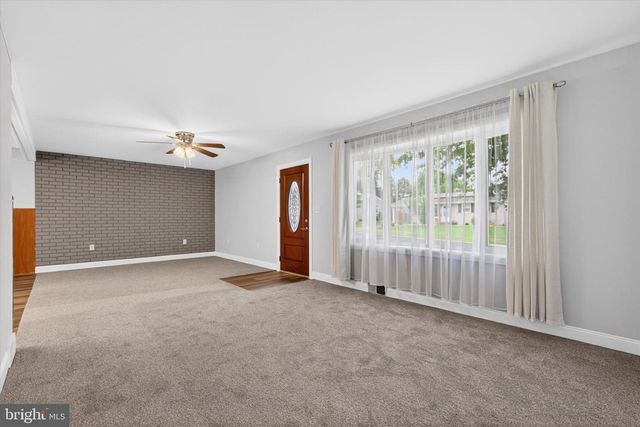 11 BERKLEY DR, Middletown, PA 17057