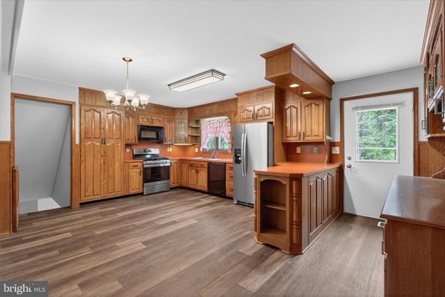 11 BERKLEY DR, Middletown, PA 17057
