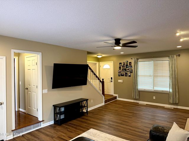 813 Roche De Bouef Court, Waterville, OH 43566