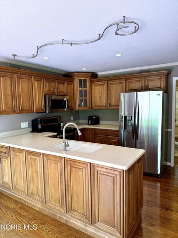 813 Roche De Bouef Court, Waterville, OH 43566