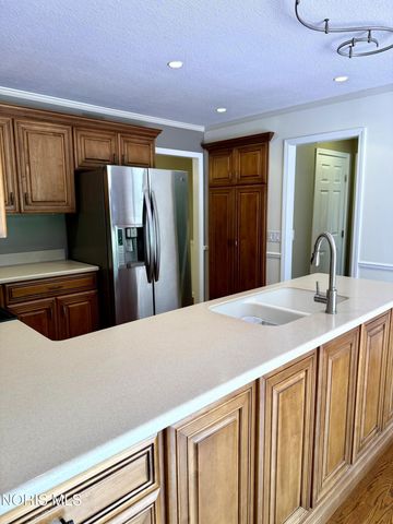 813 Roche De Bouef Court, Waterville, OH 43566